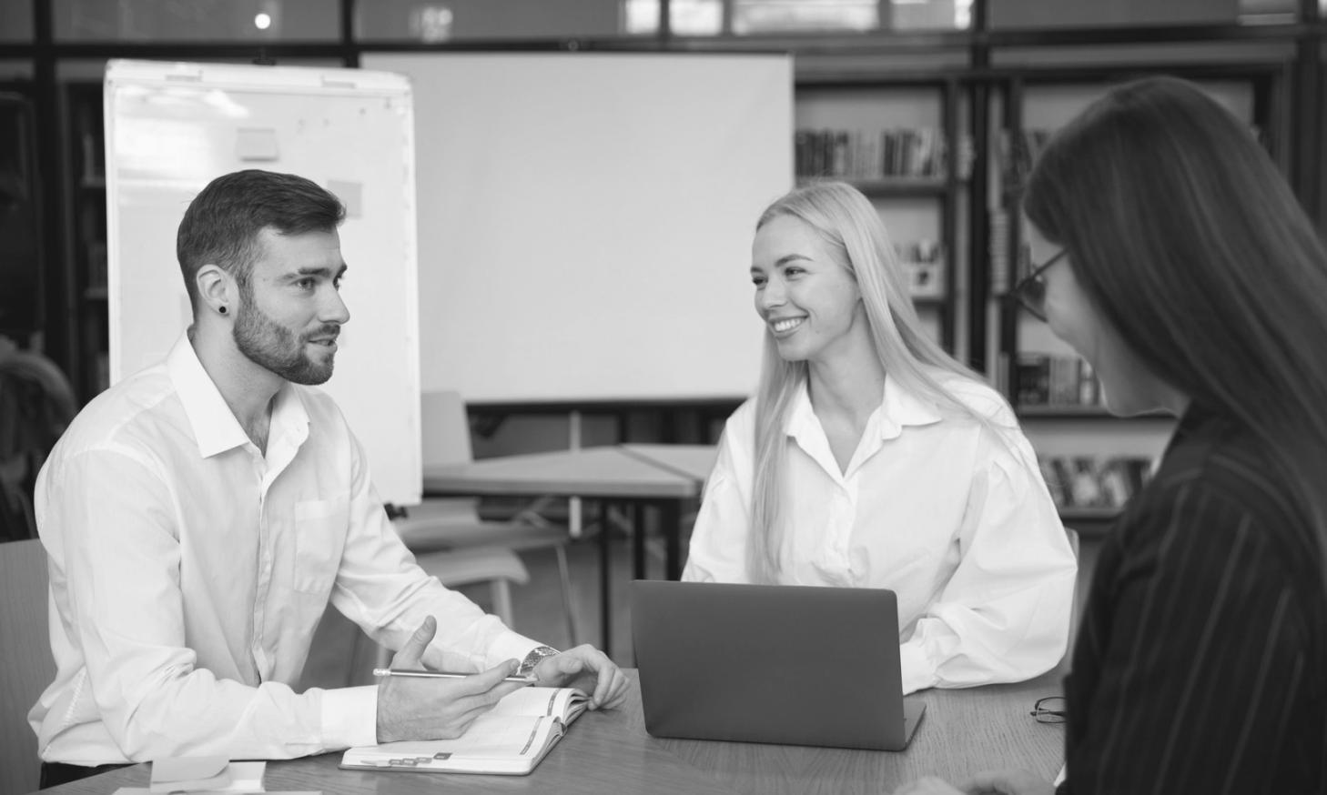 Espace de travail organisé avec documents financiers et ordinateur