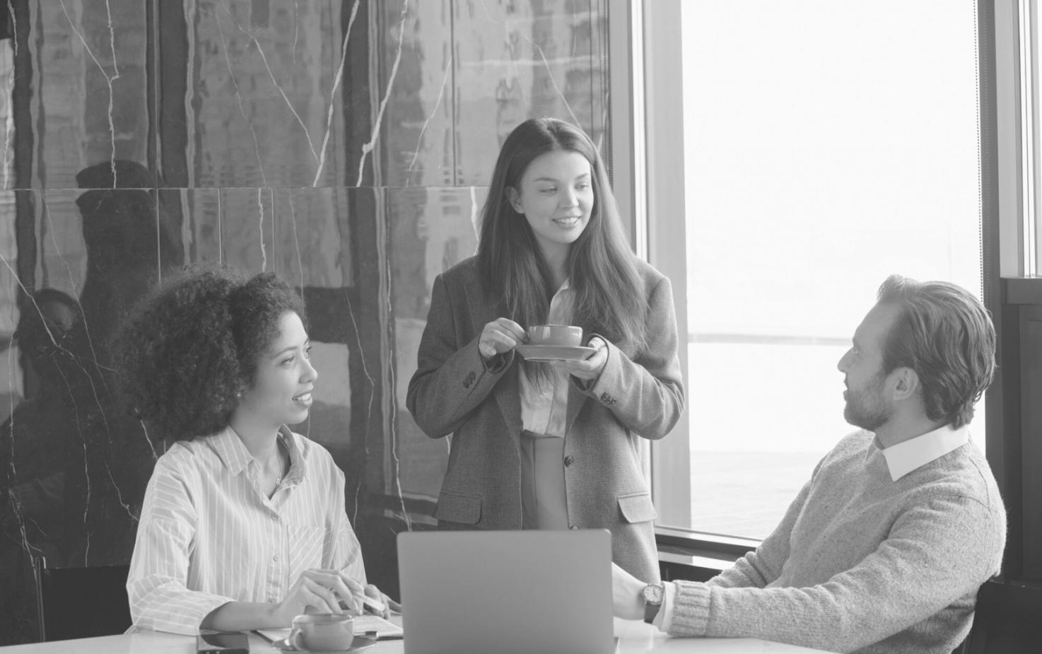 Session de webinaire en gestion financière avec documents et écran