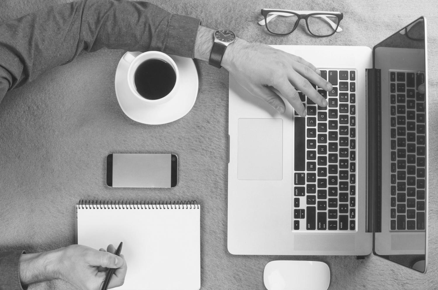 Espace de travail avec ordinateur et documents financiers