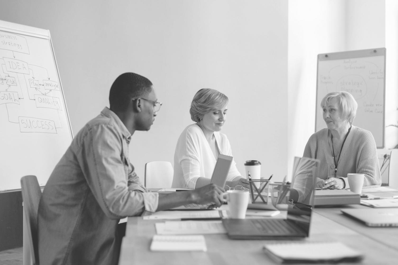 Illustration d'un espace de travail organisé avec documents financiers structurés